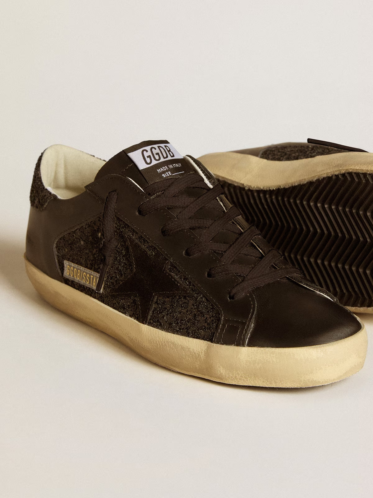 GGDB - Super-Star avec paillettes noires, étoile en suède noire et détails en cuir